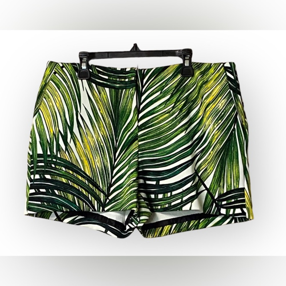 Like new! Modern Fit Green Paradise palm print stretch dressy shorts